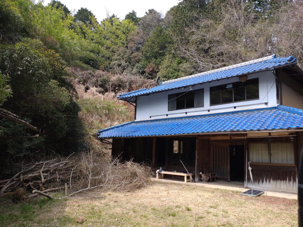 村の拠点「青い家」整備